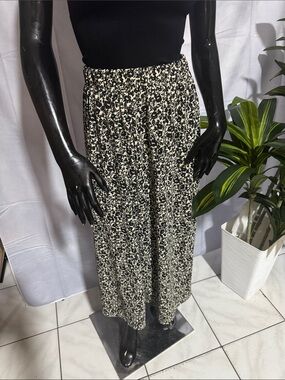 Uniqlo Black and White Ditsy Floral Maxi Skirt